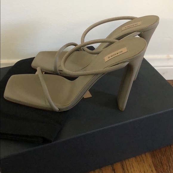 Yeezy Cobblestone Sandals - Picture 4 of 5